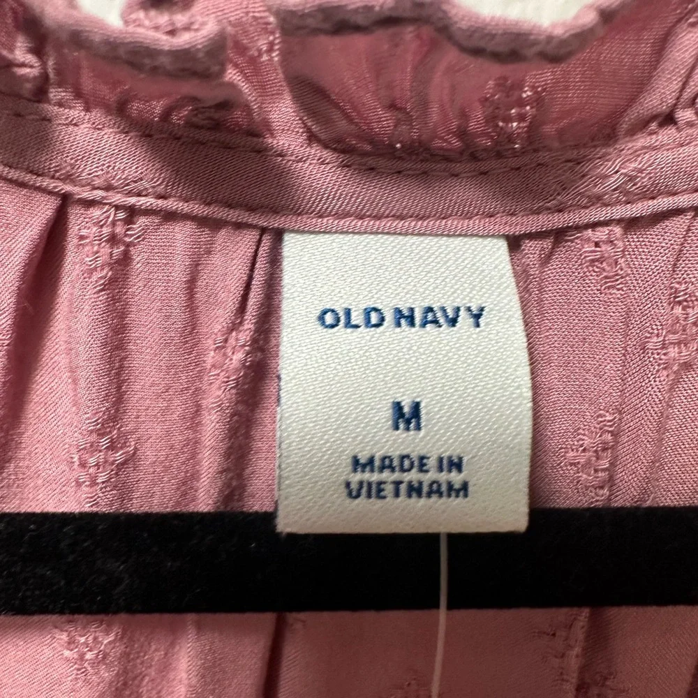 Old Navy Ruffled Split-Neck Textured Dobby Blouse - Picture 4 of 6